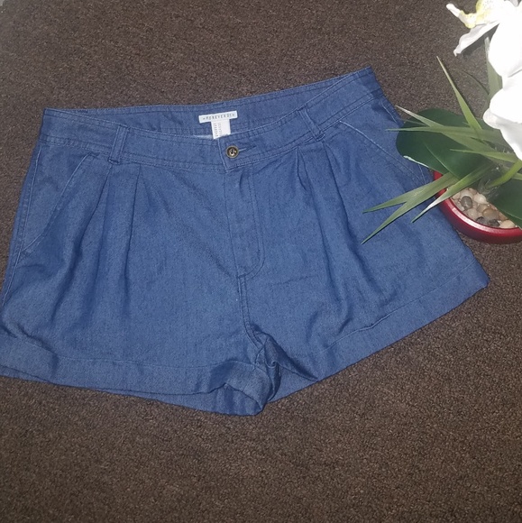 Forever 21 Short - Picture 1 of 4